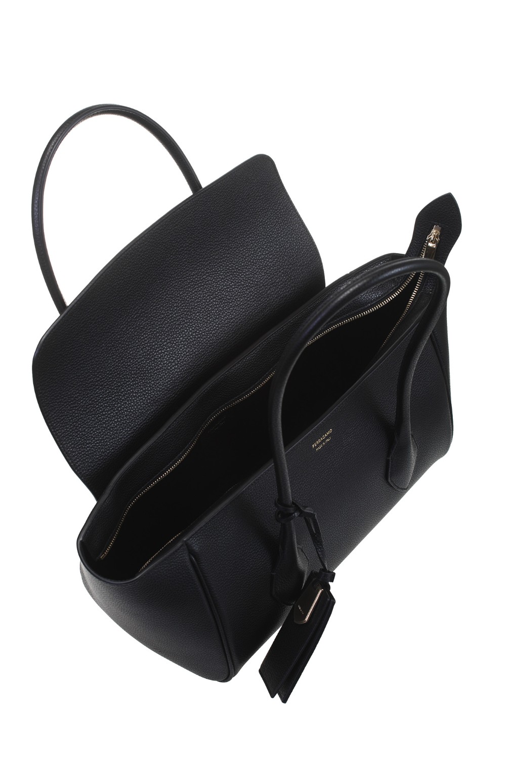shop SALVATORE FERRAGAMO  Borsa: Salvatore Ferragamo Tote bag East-West (M).
Realizzata in vitello martellato.
I manici leggermente più lunghi suggeriscono una portata a spalla.
Apertura con patta. 
Charm porta badge e la placchetta dorata con firma.
Luce tracolla: 23 cm. 46 cm x 20 cm x 17 cm.
Composizione: 100% pelle.
Made in Italia.. 218892 M CLASS-773056 number 1881005
